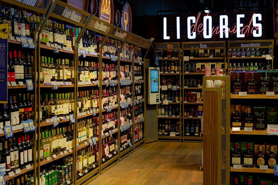 Pasillo de vinos y licores en tienda, parte del portafolio exportable coordinado por ACTM Dist