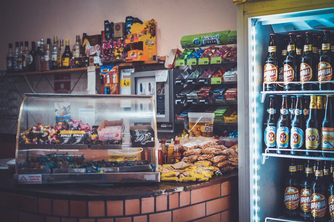Refrigerador con bebidas y productos listos para su envío al extranjero a través de ACTM Dist