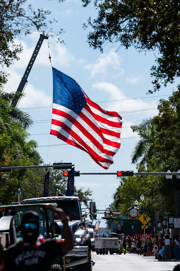 Majestuosa bandera de Estados Unidos flameando durante una celebración, ilustrando la presencia de ACTM Dist en el mercado norteamericano
